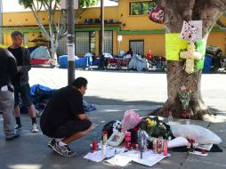 El sitio donde murió el indigente fue declarado como un terreno sagrado, en el que colocaron una cruz. AFP / F. Brown