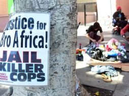 En el lugar del incidente se ven muestras de homenaje para el hombre conocido como 'África'. AFP / F. J. Brown