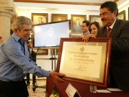 Recibe el reconocimiento de manos del alcalde, Ramiro Hernández y la regidora Verónica Flores. EL INFORMADOR / A. Camacho