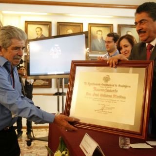 A casi un año del incendio, reconocen a velador del Mercado Corona