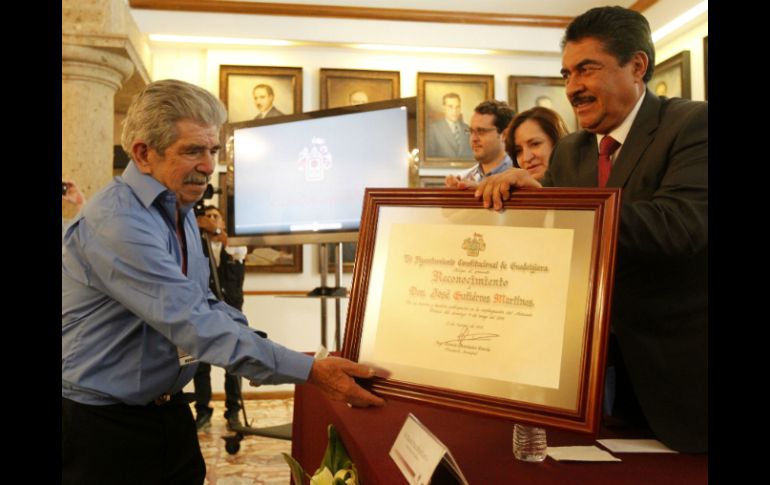 Recibe el reconocimiento de manos del alcalde, Ramiro Hernández y la regidora Verónica Flores. EL INFORMADOR / A. Camacho