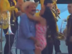 Hilario Ramírez Villanueva levantó el vestido a la joven con la que bailaba durante la celebración de su cumpleaños. YOUTUBE / Social MediaHD