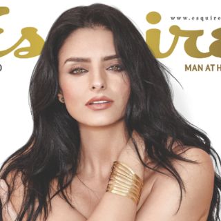 Aislinn Derbez presume sus encantos en topless