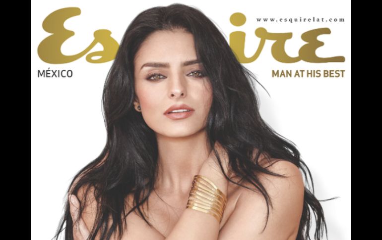 En la fotografía de la portada dejó ver sus sensuales curvas. TWITTER / @esquirelat