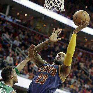 LeBron James asciende en lista de mejores anotadores