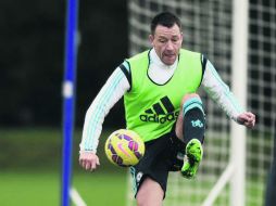 El capitán del Chelsea, John Terry, termina su contrato en junio; su técnico, José Mourinho, anunció que buscarán renovarlo por un año. TWITTER / @chelseafc