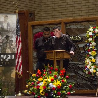 Con música y lágrimas recuerdan al cantante Ariel Camacho