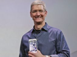 Tim Cook defiende la calidad de la cámara de sus equipos. AP / ARCHIVO