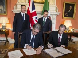 Peña y Cameron atestiguan la firma de la declaración conjunta entre Meade y Hammond. NTX /