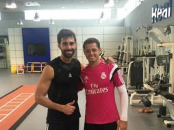 'Chicharito' Hernández (der.) posa con su compañero de equipo Álvaro 'El Espartano' Arveola. en las instalaciones del Real Madrid. TWITTER / @CH14_
