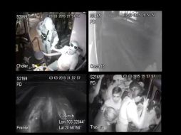 Los pasajeron intentan escapar por la parte trasera de la unidad. YOUTUBE / Analisis Ruta 619