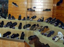 No hay que confiar en que los zapatos 'darán de sí', si no quedan a la primera, es mejor no comprarlos, recomiendan. EL INFORMADOR / ARCHIVO