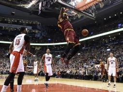 LeBron James clava un balón durante el partido de anoche entre Cleveland y Toronto. AFP / F. Gunn