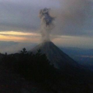 El Volcán de Colima tiene una exhalación de dos mil 500 metros