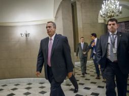John Boehner (i), presidente de la Cámara Baja, firma la petición junto a otros legisladores republicanos y demócratas. AP / ARCHIVO