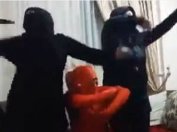 Imitando un escenario de decapitación por parte del EI, estas personas relizan la parodia, hasta que todo termina en baile. YOUTUBE / Video funny