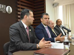 El titular de CEDHJ, Felipe de Jesús Álvarez Cibrián (2do izqa der) ofreció una conferencia de prensa. ESPECIAL / CEDHJ