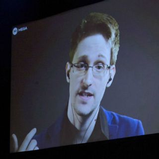 Edward Snowden planea pedir asilo político a Suiza