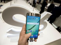 Participantes en el Congreso observan el nuevo Samsung Galaxy S6 Edge. NTX / A. Salamé