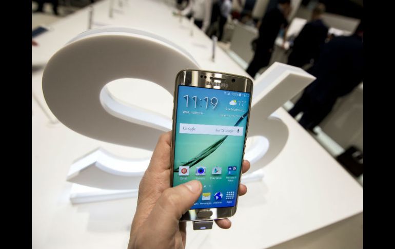 Participantes en el Congreso observan el nuevo Samsung Galaxy S6 Edge. NTX / A. Salamé