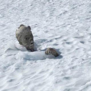 Un abrazo de 50 años; hallan a segundo alpinista momificado