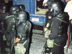 Agentes de la Policía Ministerial acuden al lugar de la agresión y aseguran una camioneta. NTX / ARCHIVO