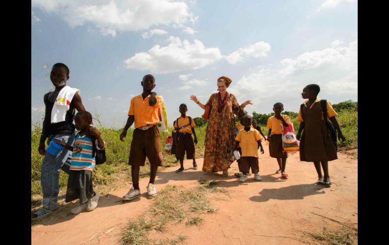 Aunque su pasado se empeñe en aparentar lo contrario, su vida está ahora en África con sus hijos adoptivos. FACEBOOK / Lisa Lovatt-Smith