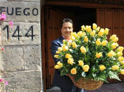 Genovevo Quiroz, quien fue asistente personal del escritor colombiano, llega al domicilio con rosas amarillas. EFE / M. Guzmán