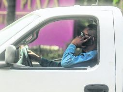 La Semov analiza incrementar el costo de la multa por conducir y hablar por celular. EL INFORMADOR / A. Hinojosa