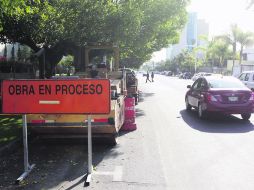 Listos. En López Cotilla ya están dispuestas dos máquinas para extraer el actual pavimento. EL INFORMADOR / A. Camacho