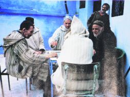 Envueltos en sus chilabas, el mundo entero gira en torno al juego de damas. EL INFORMADOR / P. Fernández