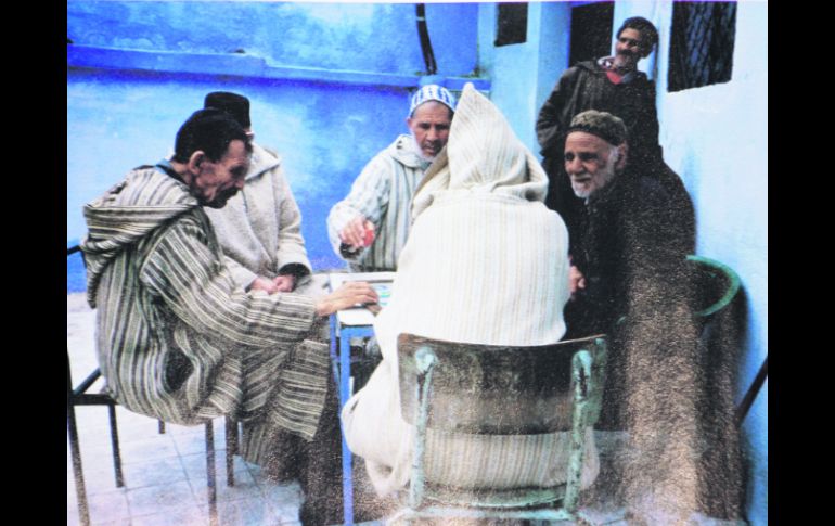 Envueltos en sus chilabas, el mundo entero gira en torno al juego de damas. EL INFORMADOR / P. Fernández