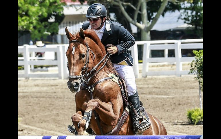 Pablo Toscano libra uno de los obstáculos a lomos de 'Semilly Las Palmas', durante la prueba abierta 1.40 metros. EL INFORMADOR / A. Hernández