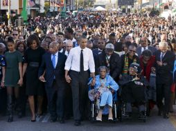 Obama pronuncia su discurso delante del puente Edmund Pettus, en compañía de su esposa Micelle y su predecesor George W. Bush. AP / J. Martin