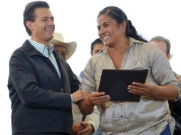 El Presidente redacta dos mensajes para las ciudadanas en su día, en la cuenta oficial de twitter @EPN. NTX / ESPECIAL