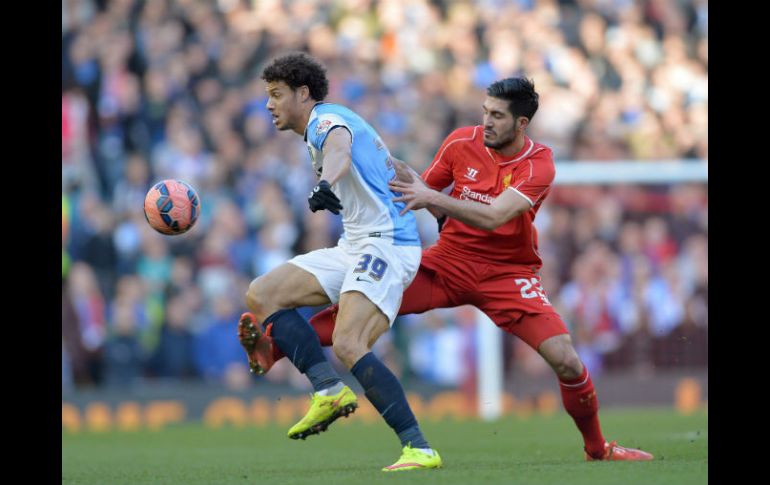 Rudy Gestede y Emre Can en acción en los cuartos de final de la Copa de Inglaterra. EFE / P. Powell