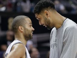 Parker (i) tuvo su mejor juego de la campaña al concluir con 32 puntos. AP / D. Abate