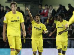 El mexicano, quien jugó por 46 minutos, celebra su gol. EFE / D. Castelló