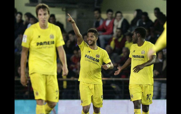 El mexicano, quien jugó por 46 minutos, celebra su gol. EFE / D. Castelló