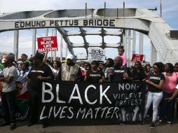 La policía dijo que eran aproximadamente 20 mil personas congregadas en el puente Edmund Pettus. AFP / J. Sullivan