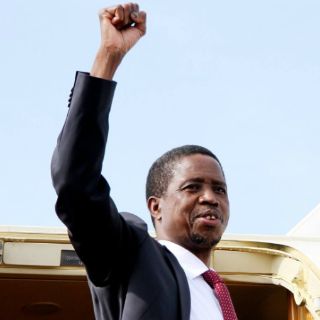 Presidente de Zambia se desmaya en ceremonia pública