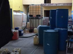 En el lugar que aparentaba ser un taller mecánico había bidones llenos de combustible. ESPECIAL /