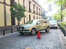 A pesar de que el gobernador prohibió estacionarse dentro de la Zona 30, los diputados continúan aparcándose en la zona prohibida. EL INFORMADOR / A. García
