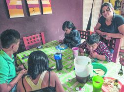 Comprometida. Imelda no sale de su casa sin la bendición de sus seis hijos. EL INFORMADOR / F. Atilano