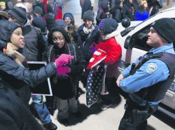 Inconformes protestan afuera del Departamento de Policía de Ferguson tras conocerse la exoneración del policía Darren Wilson. AFP /