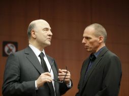 El comisario de Asuntos Económicos y Financieros,Pierre Moscovici (i),conversa con el ministro griego de Finanzas,Yanis Varoufakis (i). EFE / O. Hoslet