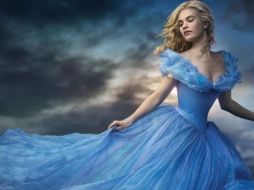 Señalan que para las imágenes promocionales de la película de Disney, la cintura de Lily fue retocada. TWITTER / @CinderellaMovie