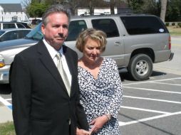 Richard y Elizabeth Jones, padres de Sarah quien fue arrollada por un tren durante el rodaje de la película. AP / R. Bynum