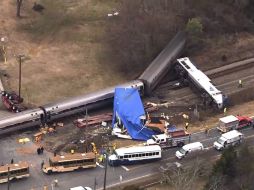 Un tren de pasajeros de la empresa Amtrak arrolló un camión que quedó detenido en un cruce de las vías. AP /