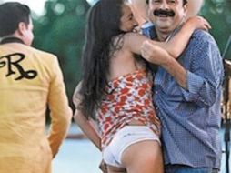 El edil se disculpa nuevamente por levantar el vestido de una joven cuando bailaba con ella durante el festejo de su cumpleaños. YOUTUBE /  Social MediaHD